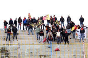 Nutrita rappresentanza di sostenitori del Messina nel settore ospiti (foto Paolo Furrer)