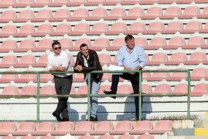Il direttore generale del Messina Vincenzo Lo Monaco, l'ex terzino del FC Alessandro Parisi ed il patron Pietro Lo Monaco hanno seguito la gara con il Cosenza dalla Tribuna B (foto Luca Maricchiolo)