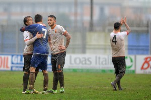 I giocatori del Messina al termine del match di Aprilia (foto Paolo Furrer)