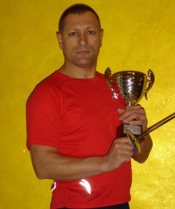 Lillo Cutugno in posa con l'ultimo trofeo ottenuto a Foggia