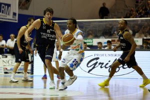 Mays in palleggio (foto Denaro)