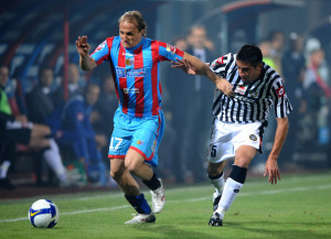 Baiocco con la divisa del Catania in azione contro l'Udinese