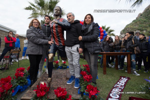 Genitori e i fratelli in una foto con Marco