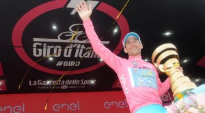 Nibali con il trofeo