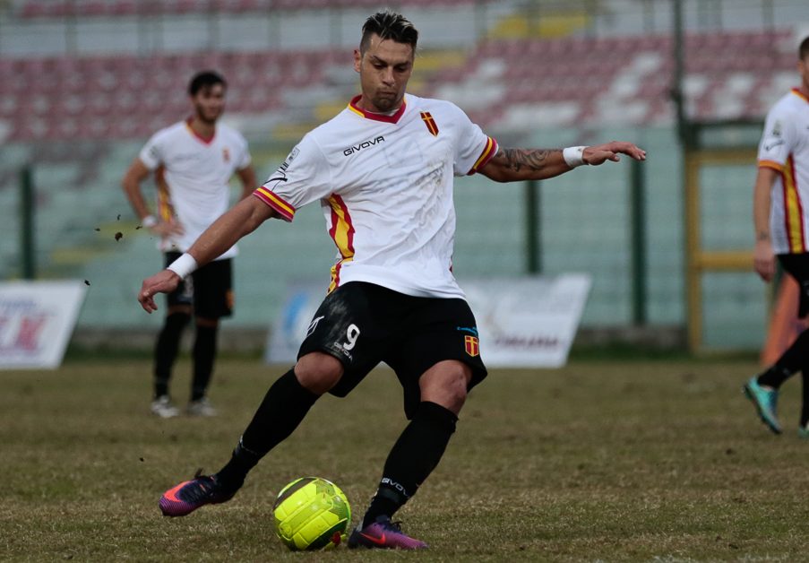 Pozzebon calcia il pallone