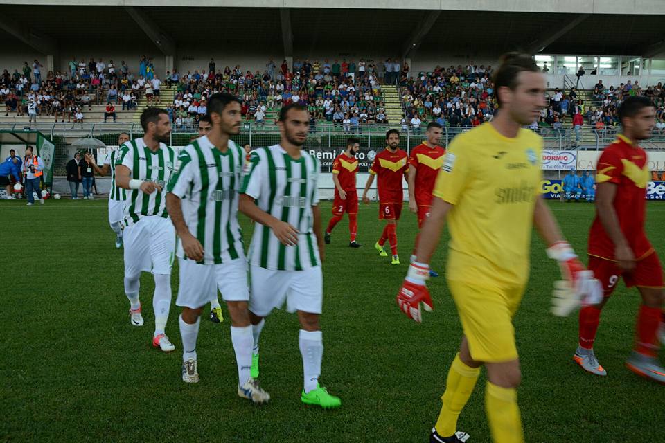 L'ingresso in campo delle due formazioni