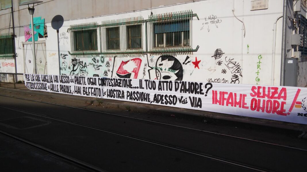 Lo striscione contro Lo Monaco