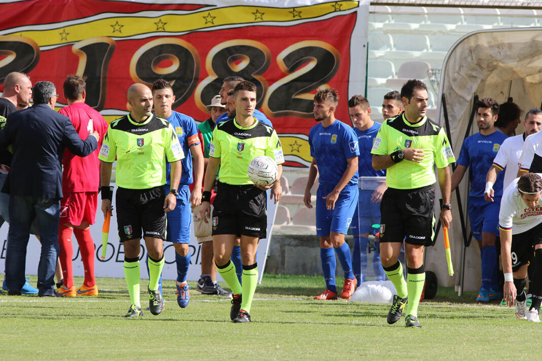 L'ingresso in campo di Messina ed Ischia al San Filippo