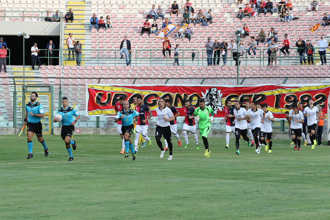 L'ingresso in campo di Messina e Cosenza