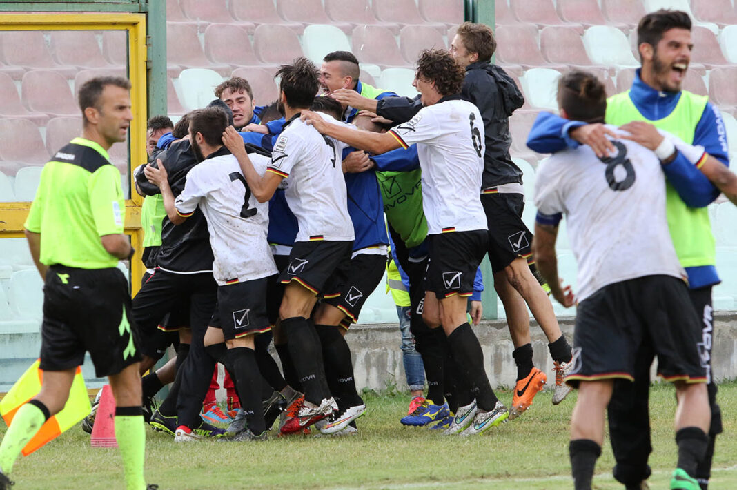 La gioia irrefrenabile di squadra e panchina per il gol del successo