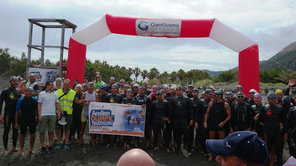 Atleti in partenza 2° Aeolian Triathlon