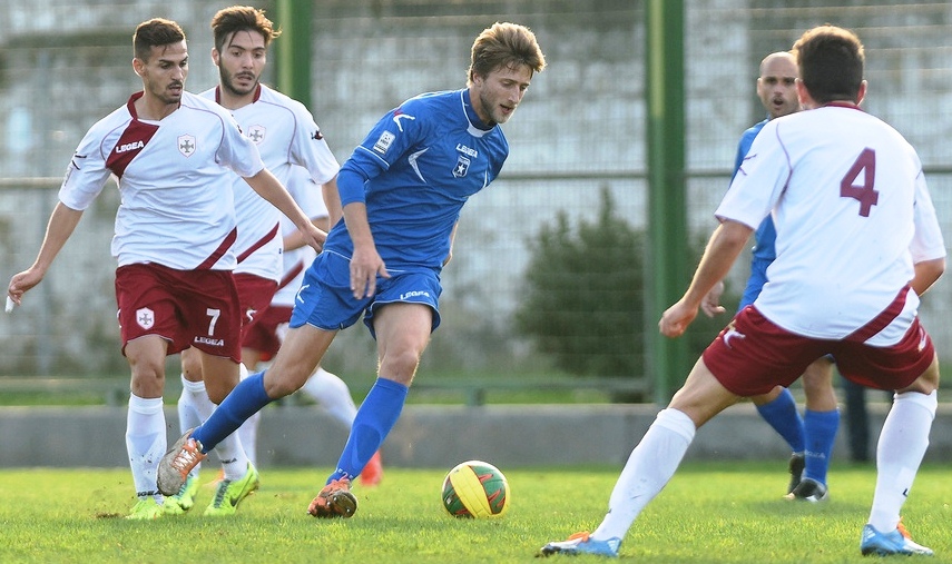 Baccolo in azione con la maglia della Paganese