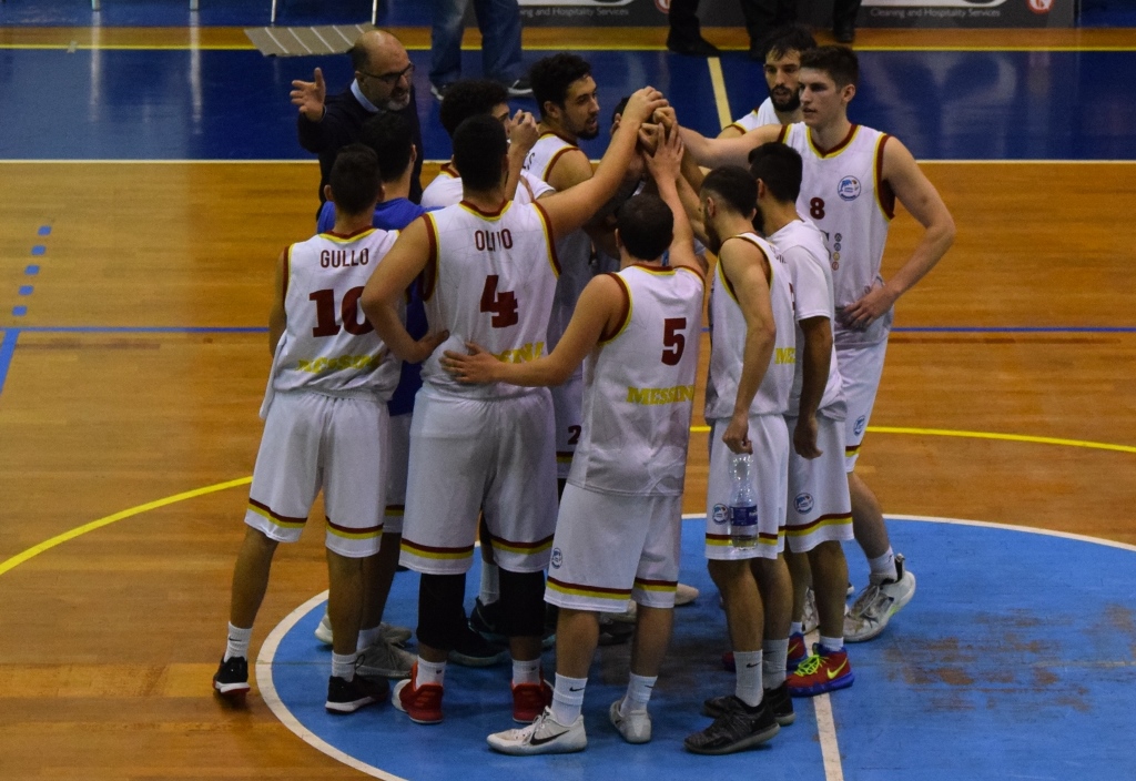 Basket School Festeggia vittoria con il CUS CT