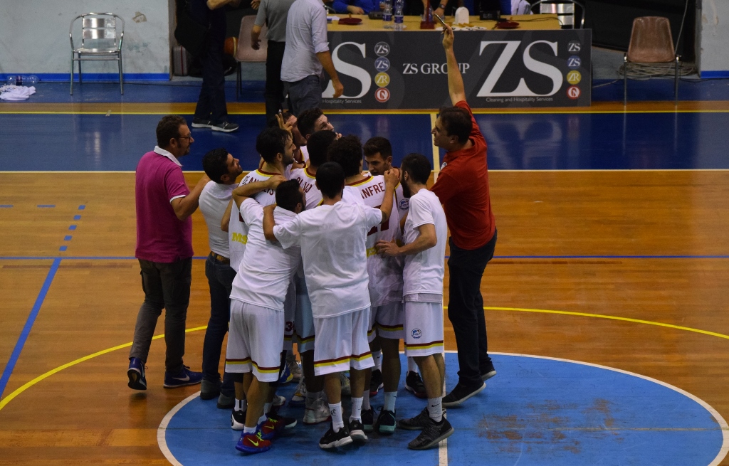 Basket School festeggia a centrocampo con un selfie