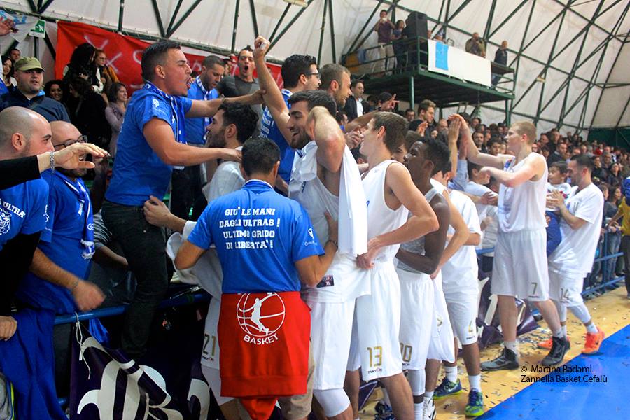 Il Cefalù Basket fessteggia una vittoria