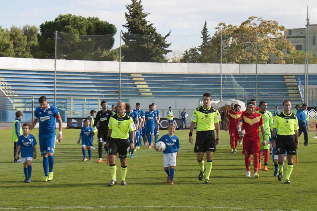 L'ingresso in campo delle due squadre