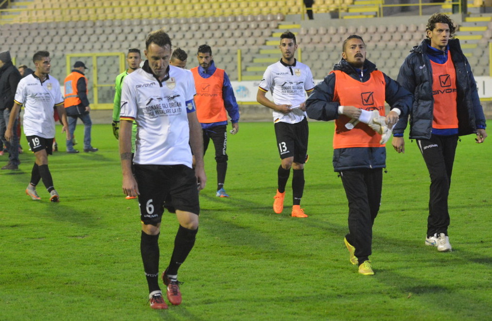 I calciatori del Messina lasciano il campo delusi