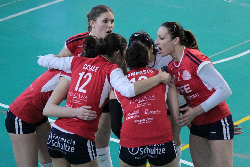 Le ragazze dell'Effe Volley nel match vinto per 3-0 con il Pedara