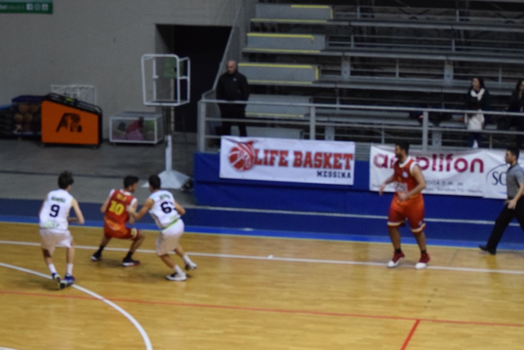 Una fase di Fortitudo-Basket School