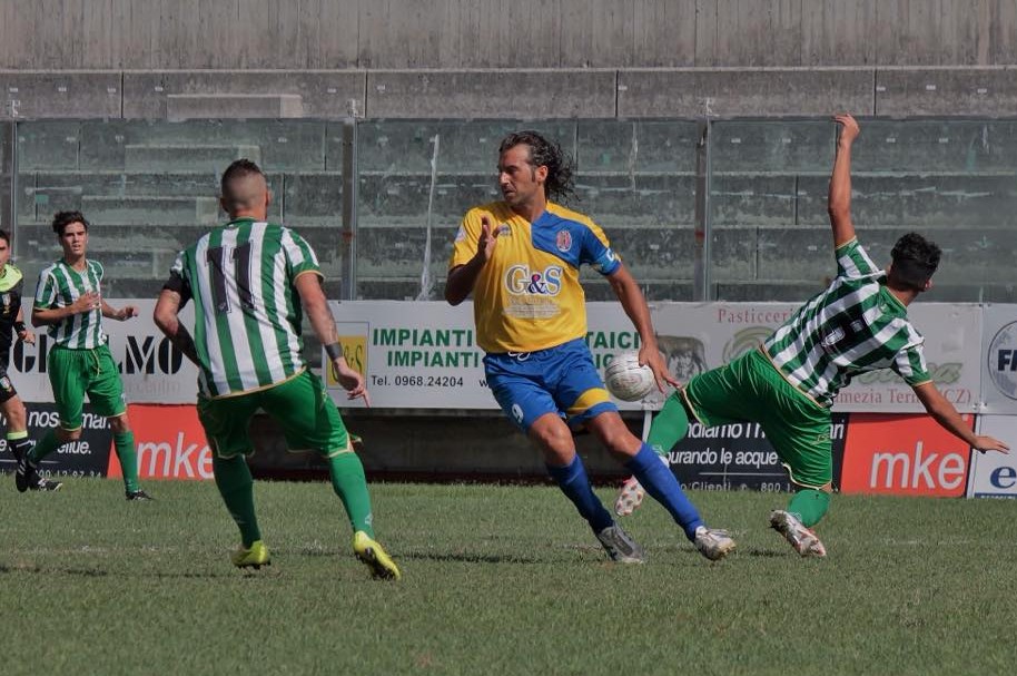 Giorgio Corona in azione con la maglia dello Scordia