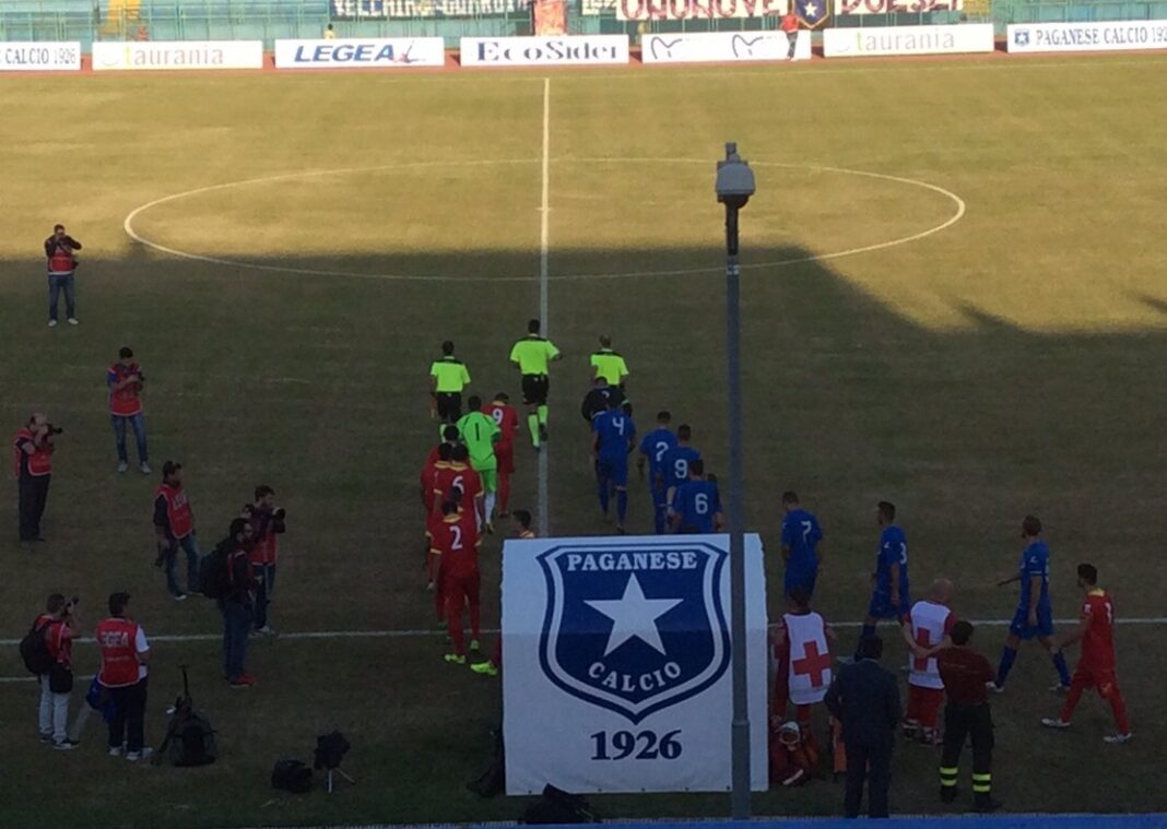 L’ingresso in campo delle due formazioni