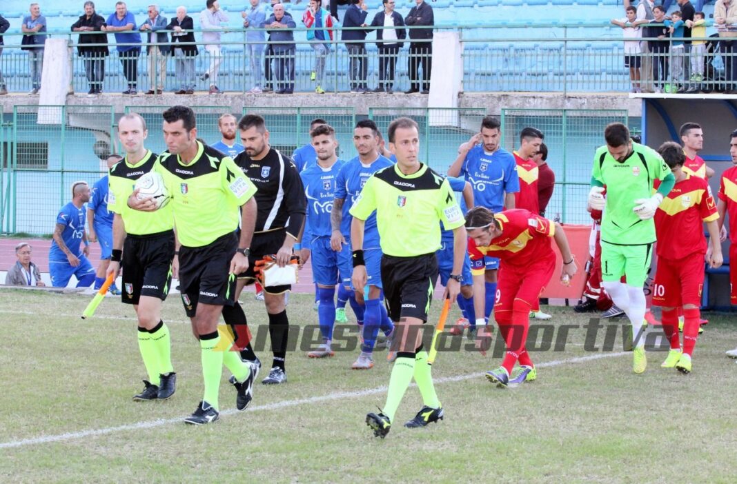 L'ingresso in campo delle due squadre