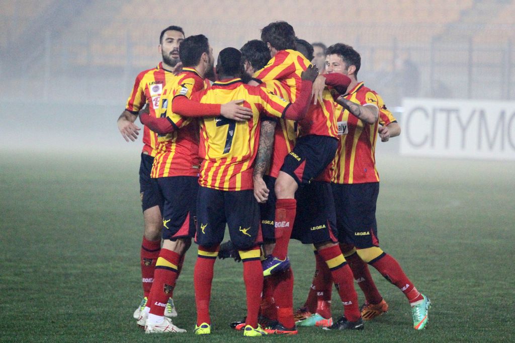 L'esultanza dei calciatori del Lecce