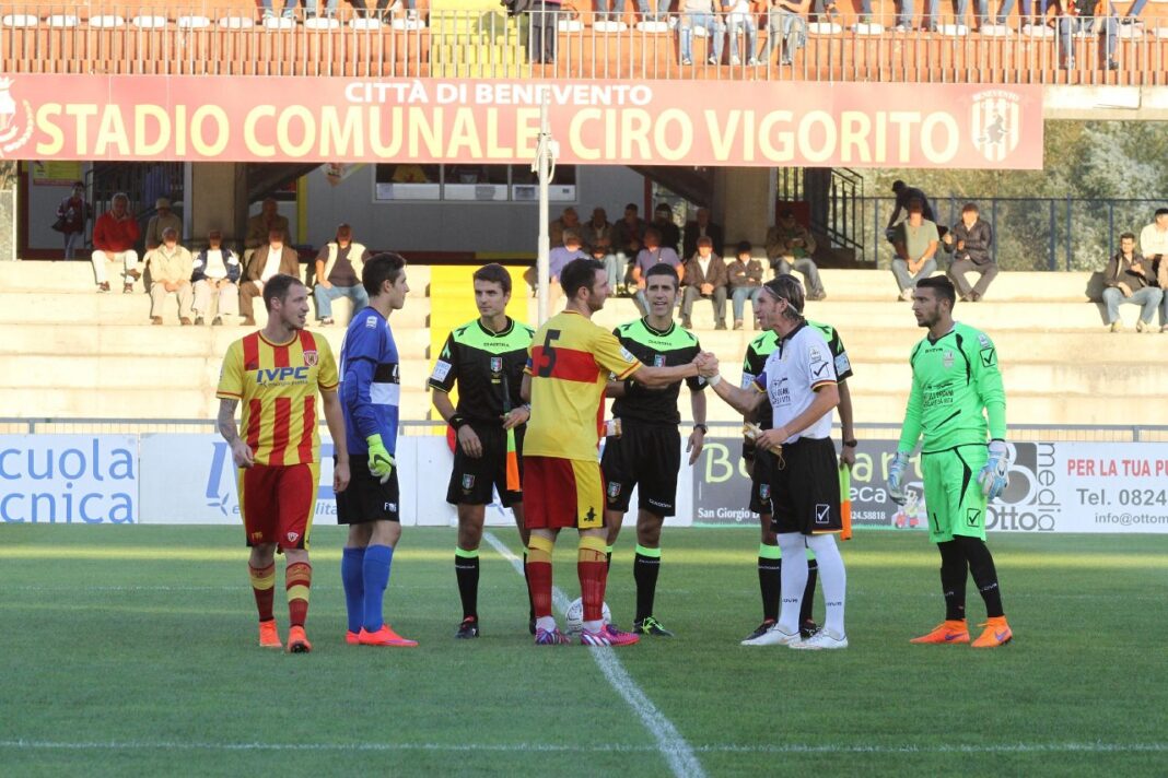 Il saluto tra i capitani Lucioni e Cocuzza (foto Armando Russo)