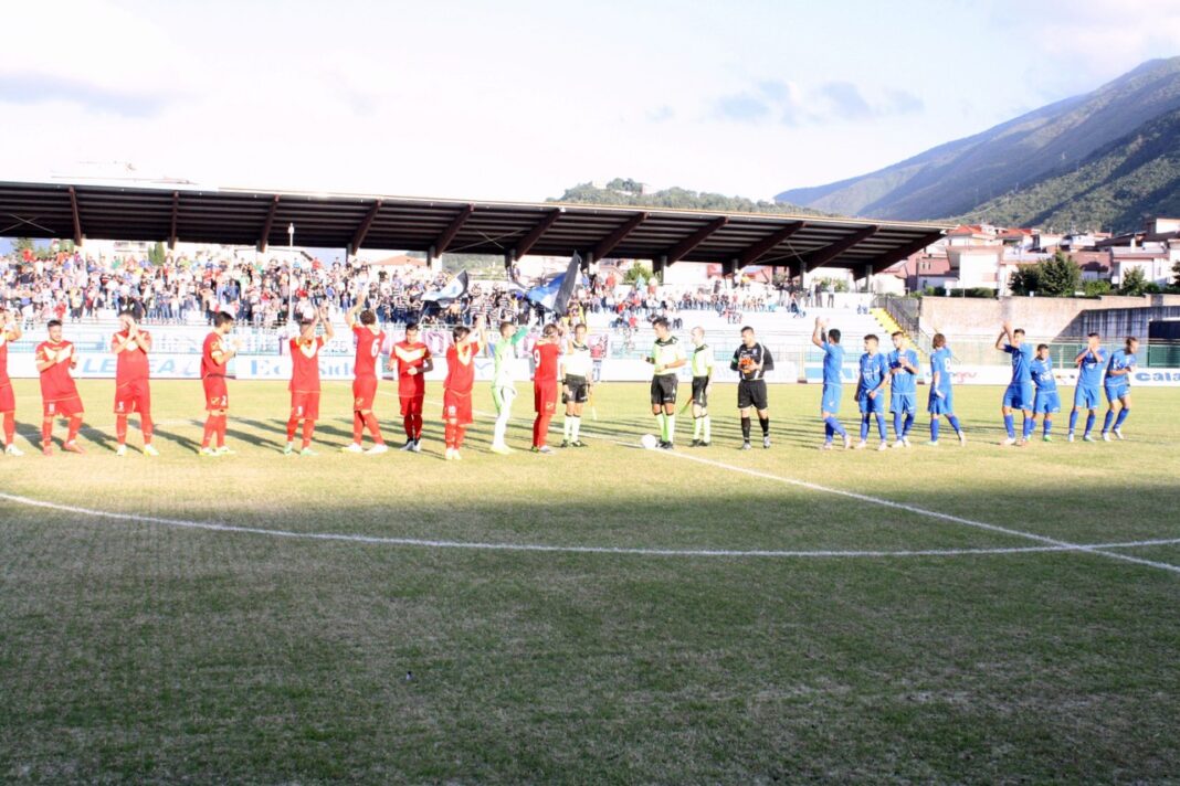 Le due squadre a metà campo