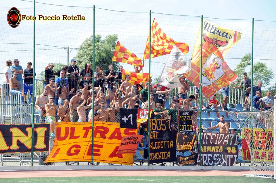 I tifosi dell'Igea Virtus numerosi anche in trasferta (foto Puccio Rotella)