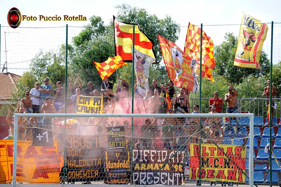 Non passa inosservata la presenza del tifo organizzato dell'Igea Virtus (foto Puccio Rotella)