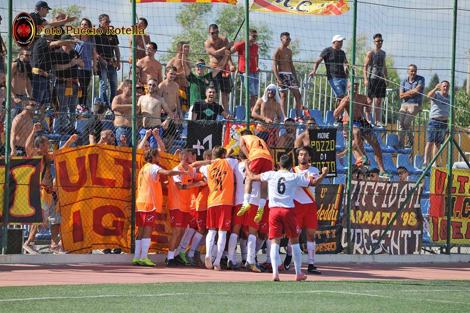 L'Igea Virtus celebra un gol insieme ai suoi tifosi (foto Puccio Rotella)