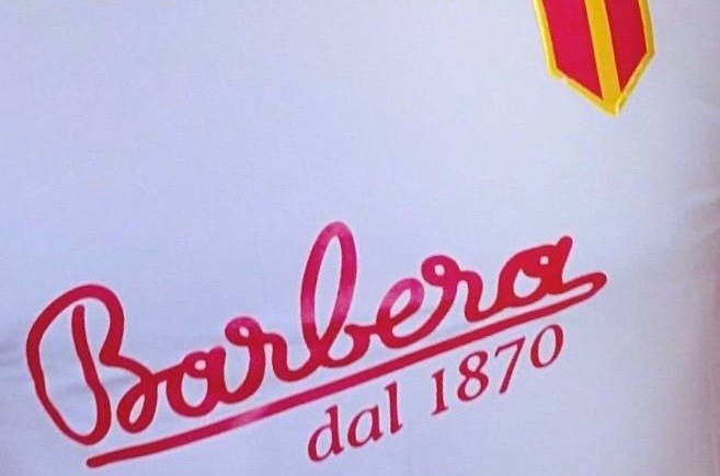 Maglia sponsorizzata da Caffè Barbera