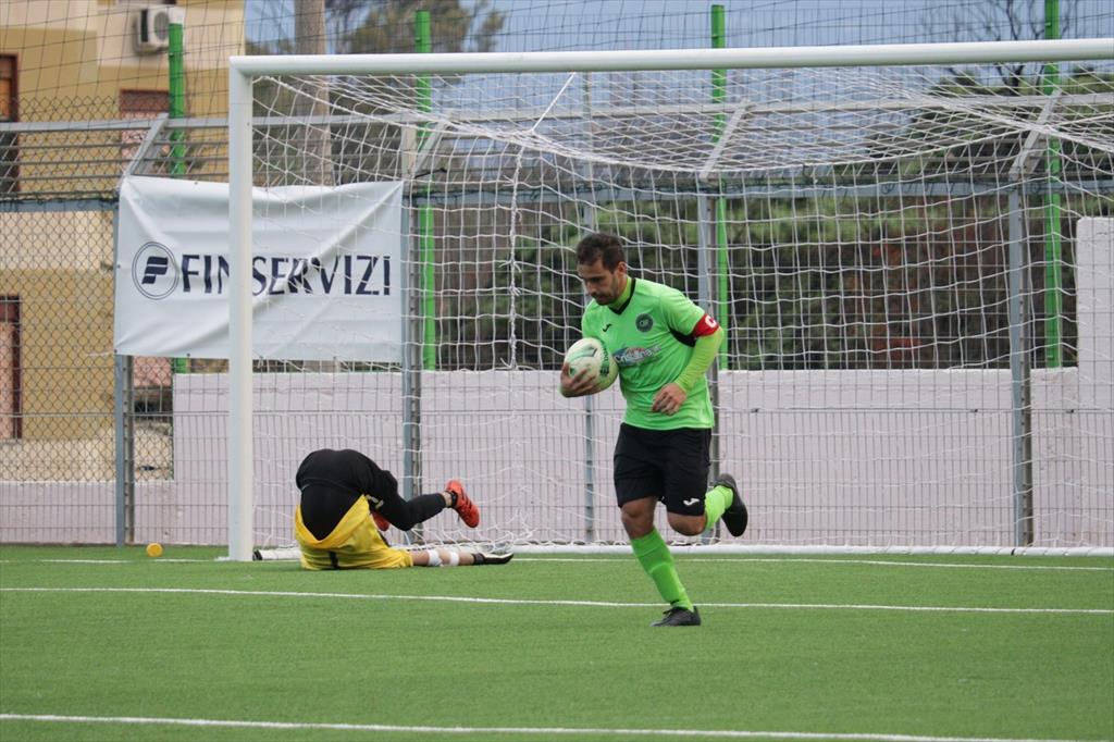 Mondello, capitano del Camaro, trasforma un calcio di rigore (foto Federica De Francesco)