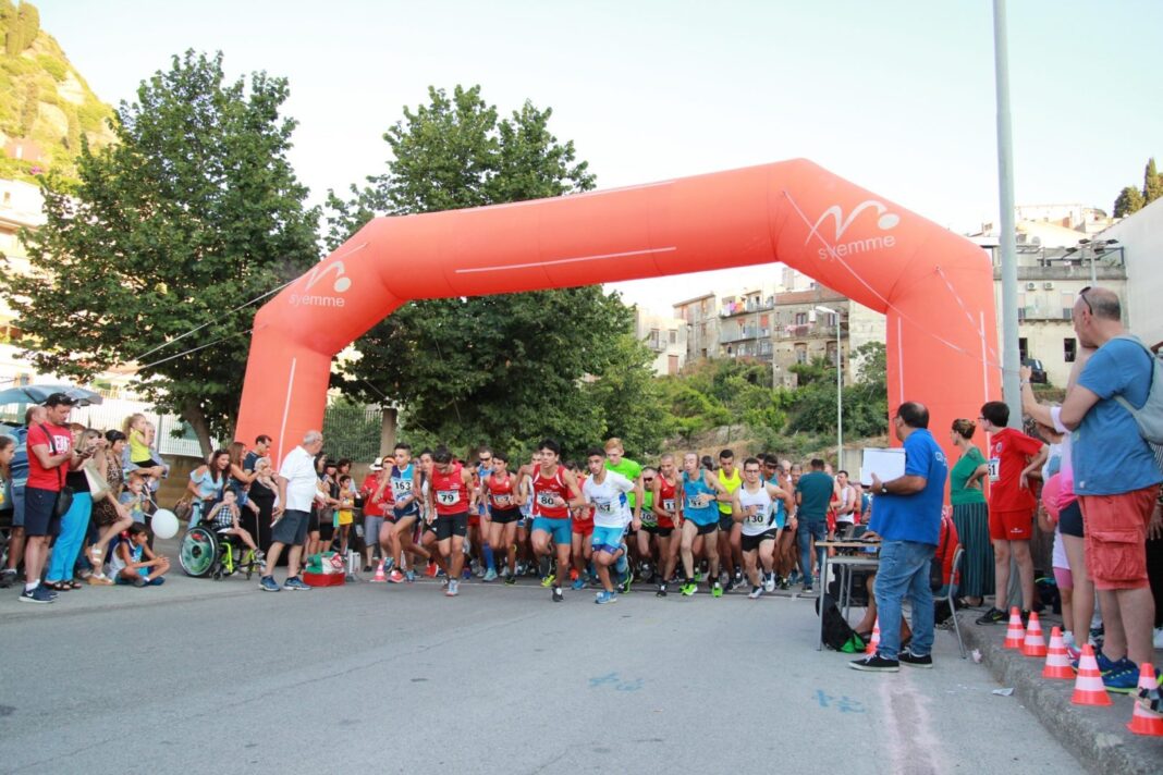 Lo start della corsa su strada