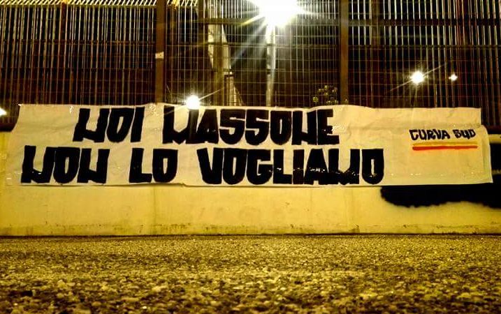 Striscione contro Massone