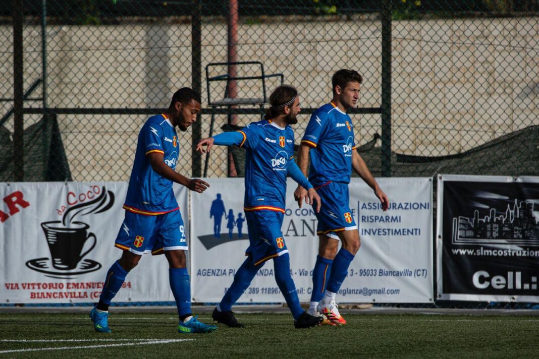 Bevis, Carbonaro e Coria festeggiano il gol