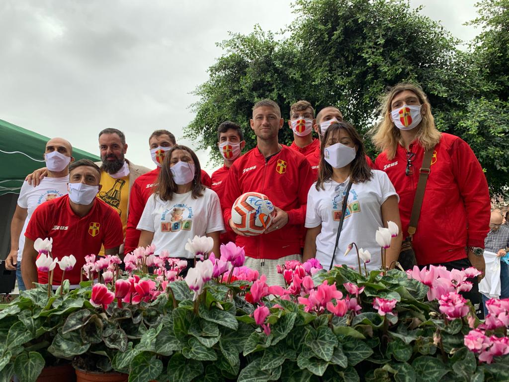 Fc Messina e Amici dei bimbi in corsia (foto Familiari)