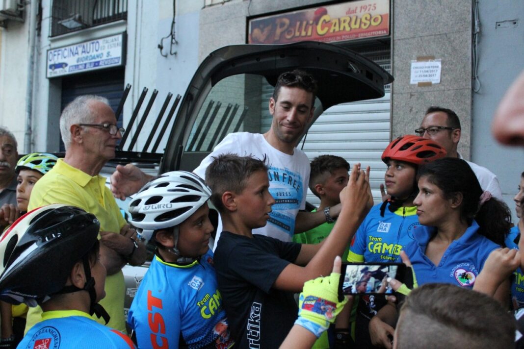 Nibali tra i suoi tifosi