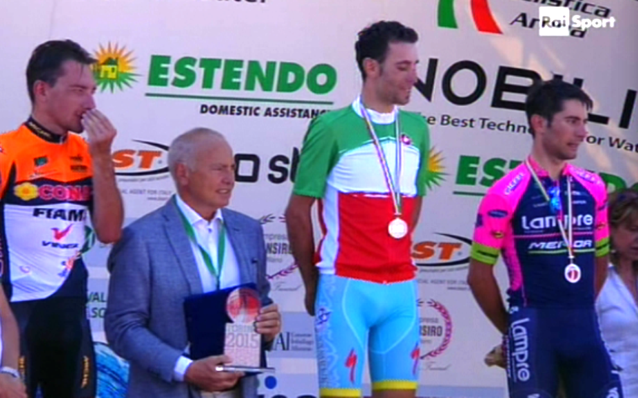 Nibali sul podio con la maglia tricolore