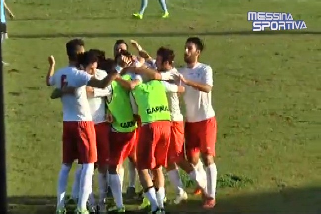 Il Milazzo celebra il gol partita