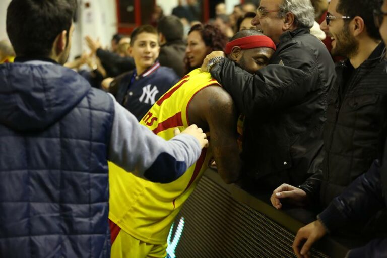 La Sigma Barcellona rimonta Casale con un grande ultimo quarto. Il girone di ritorno inizia sotto i migliori auspici (VIDEO)