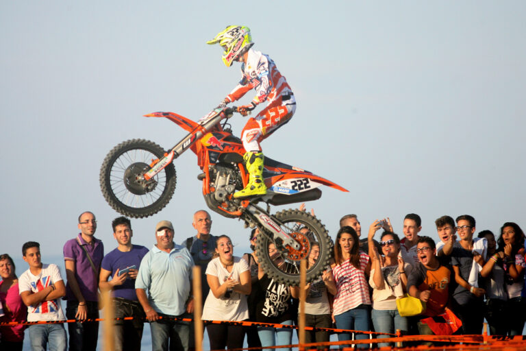 La grande festa per Cairoli sulla spiaggia di Marina di Patti