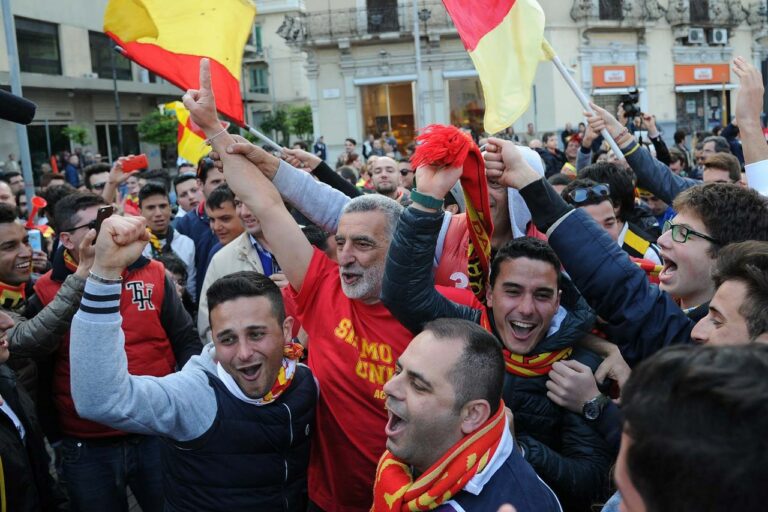 E’ tripudio anche a Piazza Cairoli. Accorinti celebra con i tifosi la C unica