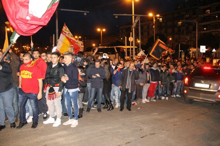 I festeggiamenti sul traghetto e dopo l’arrivo del pullman alla Caronte