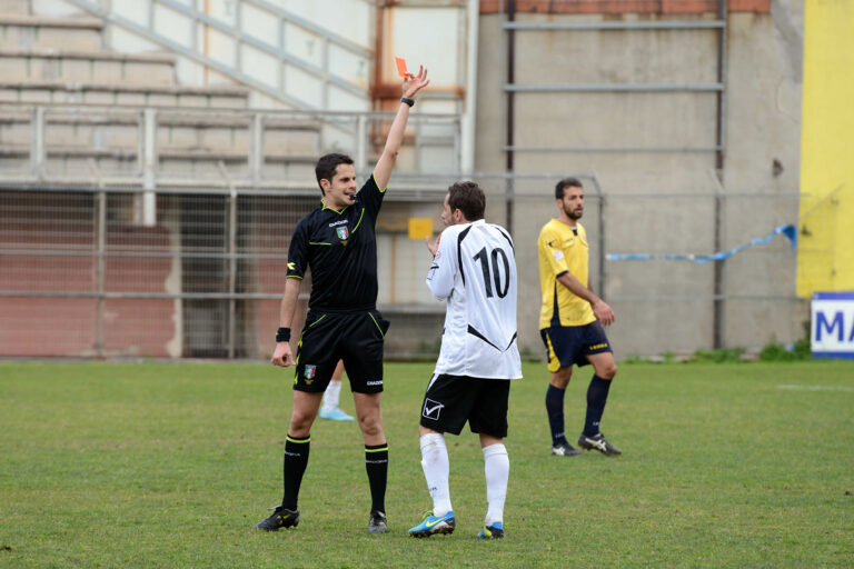 Arbitraggio shock e ingenuità: per il Città di Messina amarissimo 1-1 con il Licata