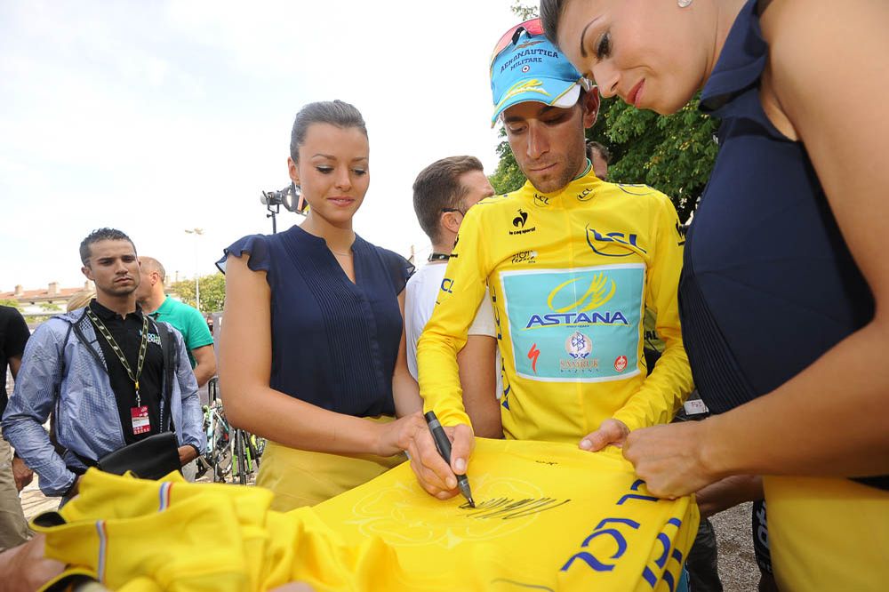 Tour de France 2014 - Etape 7 - Epernay / Nancy - 11/07/2014 - Vicenzo NIBALI signe un maillot jaune à l'arrivée, sous les yeux de Nacer BOUHANNI