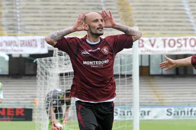 SAL - 21 04 2013 Salernitana - Poggibonsi campionato lega pro seconda divisione Nella Foto l'esultanza di ciro ginestra dopo il gol del pareggio Foto Tanopress - Salernitana-Poggibonsi più festa promozione - fotografo: Tanopress